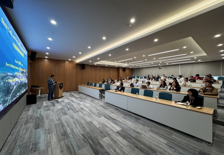 爱尔眼科研究所邀请解亭教授开展学术讲座